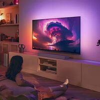 Estrena una tele de 65 pulgadas Philips con Ambilight a casi precio mínimo y llévate de regalo unos auriculares de la misma marca 