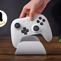 Viene con sus propia base de carga y lo puedes usar con tu celular: control para PC en oferta con Amazon