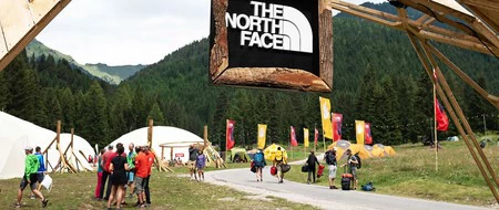 50% de descuento en camisetas, pantalones y chaquetas The North Face disponible en El Corte Inglés