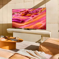 Televisión 4K con bocinas de 60W y soporte para VRR. Tiene puertos USB para conectar memorias