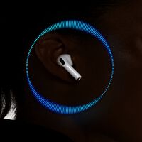 Apple ya tiene casi listo su primer "producto de IA" para este año, según Gurman: los AirPods con cámaras