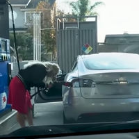 Video: ¿Cuánto tiempo toma darse cuenta que no se puede cargar gasolina en un Tesla Model S?