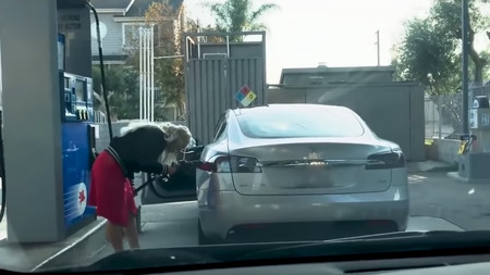 Video: ¿Cuánto tiempo toma darse cuenta que no se puede cargar gasolina en un Tesla Model S?