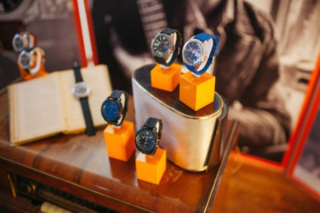 ¡El azul, el color de tendencia en el mundo del reloj! Hugo Boss lo sabe e invade sus colecciones de este tono