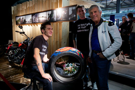 Giacomo Agostini visita Pirelli en el EICMA 2012