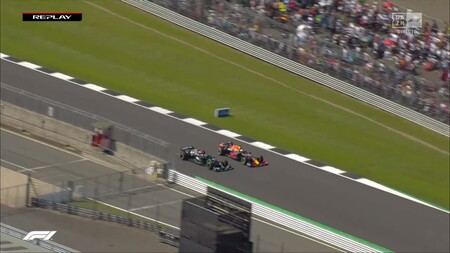Entrada Curva Hamilton Verstappen Silverstone F1 2021