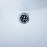 He desatascado mi lavabo con este truco de fontanero profesional: en segundos y sin comprar nada