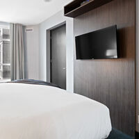 Quiero una tele en el dormitorio, pero no tengo espacio para colocarla. Solucionarlo es tan fácil como tener este accesorio