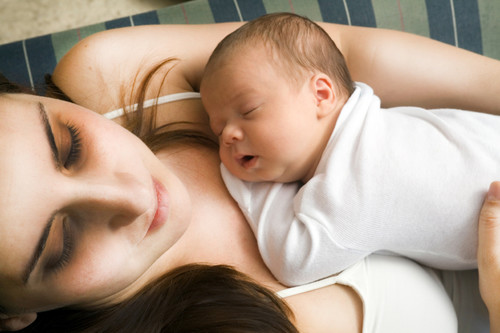 ¿Sueñas con dormir una noche entera? Descubre aquí si ya te has convertido en una "Mombie"