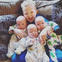 Una madre galesa tuvo trillizos idénticos concebidos de forma natural, algo que sucede en uno de cada 200 millones de nacimientos
 