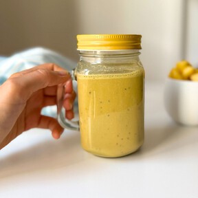 La piña y el té matcha combinan a la perfección en este refrescante batido de verano, sin azúcar añadido 