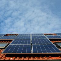 Hay quienes creen que los paneles solares no funcionan cuando hace frío o hay mal clima. Esto dicen los expertos