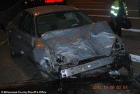 Hay gente con mucha suerte (XCVIII): policía detiene por el parabrisas al sospechoso y su coche