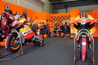 La Señora que barre el box de Repsol