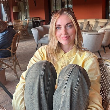 No son marrón chocolate, pero las pijas madrileñas las aman: las Adidas color vino listas para la oficina