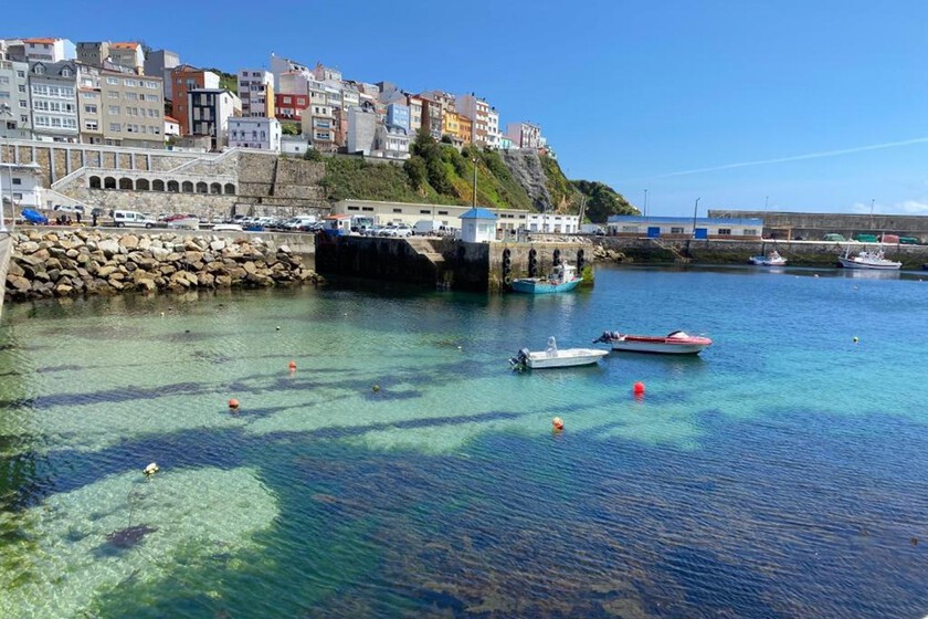 El pueblo de pescadores de Galicia que supera a Sanxenxo: una playa eterna sin gente, yacimientos milenarios y buen marisco