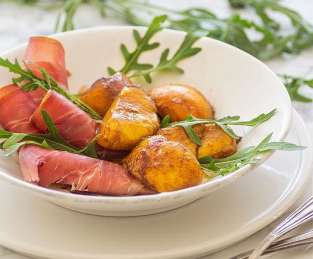 La ensalada fácil y rápida que puedes elaborar para una cena proteica de verano, sin lechuga y sin tomate 