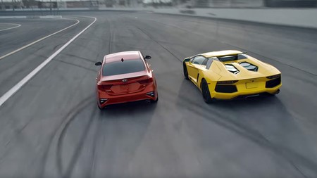 Lo nunca visto en circuito: Kia Forte 1 - Lamborghini Aventador 0, o cómo batir a un superdeportivo