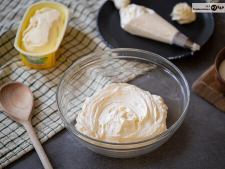 Cómo hacer buttercream, la crema de mantequilla que tus recetas y postres piden