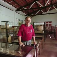 En 1970, un sacerdote enseñó a los habitantes de una isla a disecar pirañas para exportarlas a Europa. El dinero ganado ayudó mejorar sus vidas 