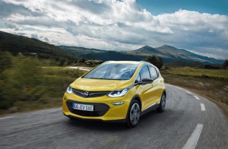 GM se adelanta a Tesla en el mercado: más de 300 km de autonomía real para los Chevrolet Bolt EV y Opel Ampera -e