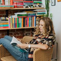 Así dice Marie Kondo que hay que ordenar los libros para tenerlos organizados y leer más
