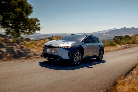 El nuevo Toyota bZ4X es el primer coche eléctrico de Toyota y promete 450 km de autonomía con una batería garantizada 10 años