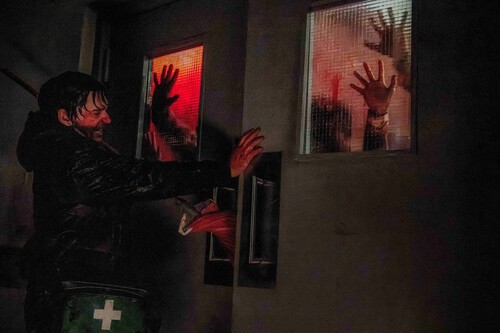Zach Cregger, director de la nueva 'Resident Evil', hace un pequeño cameo en la película, pero hay que estar muy atentos para poder escucharlo