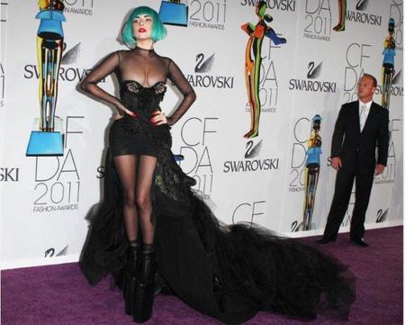 Ahora si que la hemos liado parda, Lady Gaga al depelote celebrando su último galardón.