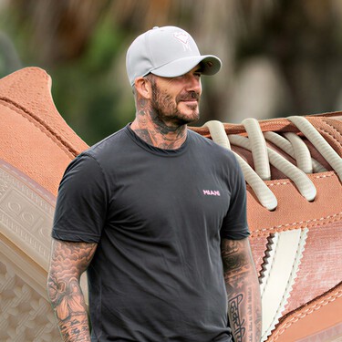 David Beckham demuestra que el rosa es el color de la temporada, y sus zapatillas de Adidas (rebajadas de precio) son la prueba