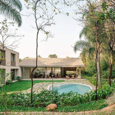 No lo sabía, pero con un poco de cuerda natural puedo convertir un churro de piscina en una elegante lámpara colgante