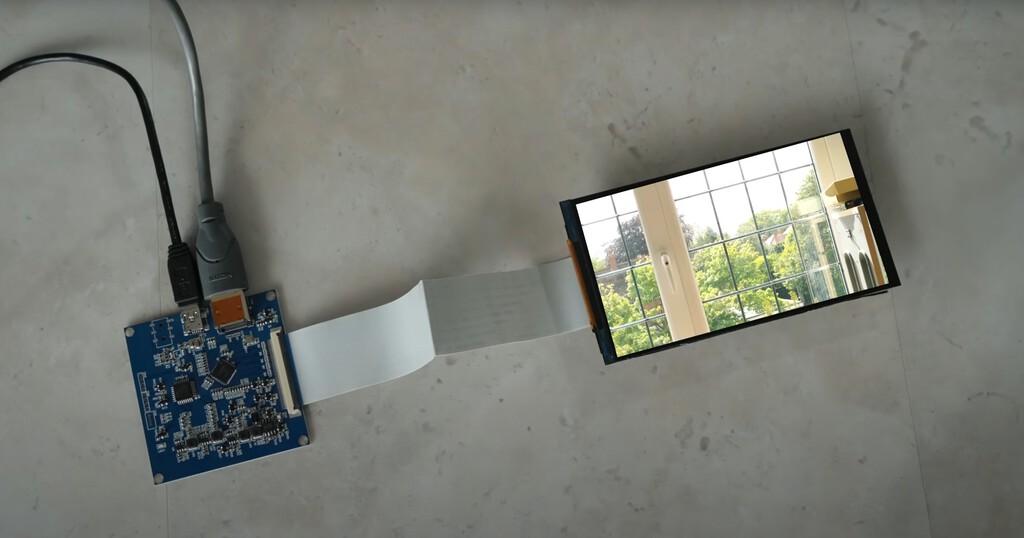 Tenía un viejo Sony Xperia de 2015 que ya no usaba: lo ha convertido en un proyector 4K capaz de rivalizar con los mejores 