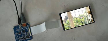 Tenía un viejo Sony Xperia de 2015 que ya no usaba: lo ha convertido en un proyector 4K capaz de rivalizar con los mejores 