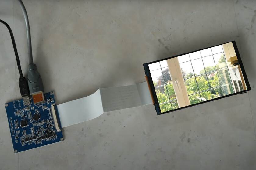Tenía un viejo Sony Xperia de 2015 que ya no usaba: lo ha convertido en un proyector 4K capaz de rivalizar con los mejores