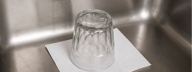 El sencillo truco del vaso invertido en el fregadero antes de irte de vacaciones: así ayuda a evitar los malos olores al volver 