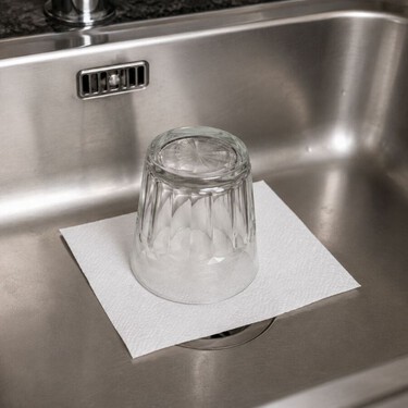 El sencillo truco del vaso invertido en el fregadero antes de irte de vacaciones: así ayuda a evitar los malos olores al volver 