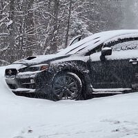Este Subaru quedó partido a la mitad tras chocar contra un quitanieves. Un aparatoso accidente con un desenlace difícil de creer 