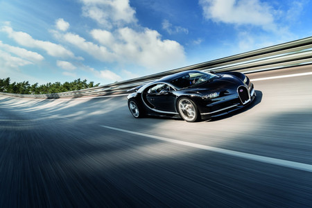 Hace una buena tarde para mirar el velocímetro de un Bugatti Chiron alcanzando los 351 km/h