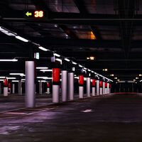 Guardar el sitio para aparcar no está prohibido, pero pueden multarnos y éstas son las razones