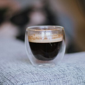 Si buscas una cafetera automática con molinillo integrado asequible, este modelo cae por debajo de los 250 euros y también tiene espumador 