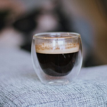 Si buscas una cafetera automática con molinillo integrado asequible, este modelo cae por debajo de los 250 euros y también tiene espumador 