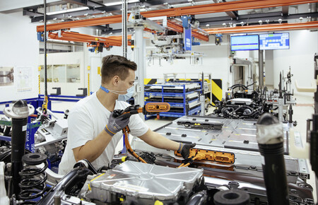 El Gobierno llama a los fabricantes de coches a formar parte de la fábrica de baterías española para no depender de China
