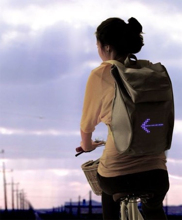 La mochila LED, el gadget que transformará la forma de montar en bicicleta por la ciudad 