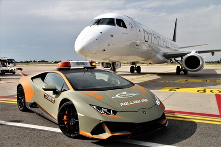 El aeropuerto de Bolonia estrena deportivo italiano, un Laborghini Huracan Evo es el nuevo auto guía
