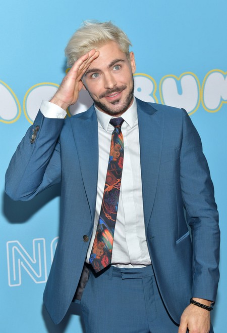 Zac Efron y el toque galáctico-floral de su look al llevar un accesorio por demás psicodélico