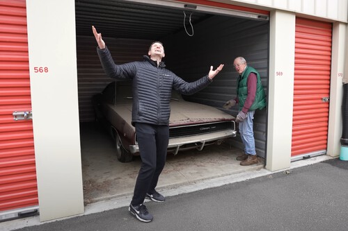 Ele guardou seu Dodge Charger na garagem há 30 anos porque a esposa dizia que fazia muito barulho. Agora, aos 96 anos, decidiu restaurá-lo.