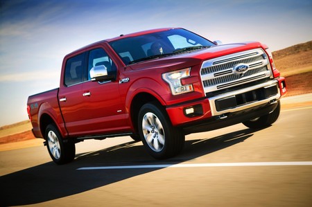 Una Ford F-150 puede humillar a los Camaro ZL1, Shelby GT350 y Hellcat en el cuarto de milla, y esta es la prueba