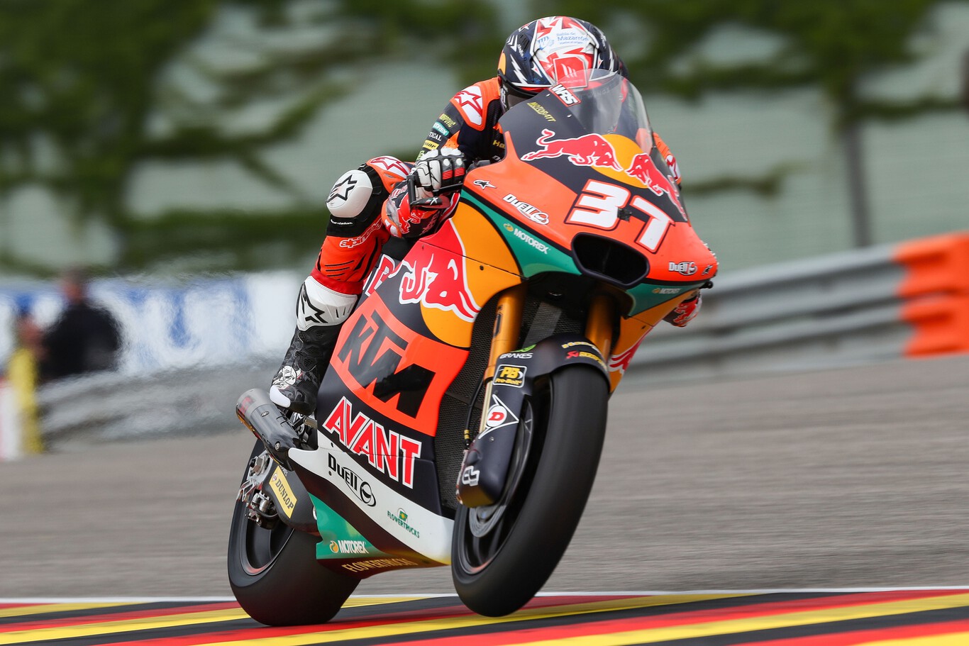 Pedro Acosta se da un homenaje en Sachsenring a ritmo de Grand Chelem, pero Tony Arbolino se resiste