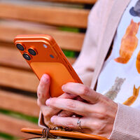 Apple lleva años viendo como las marcas chinas le comen terreno en China. Así que ha lanzado un iPhone naranja