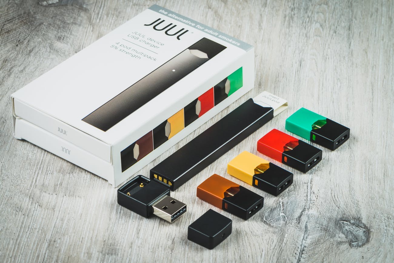 Quién es JUUL, el cigarrillo electrónico que hizo que los fabricantes